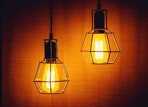 천장에 검정 전깃줄로 2개의 등불이 매달렸다. 등불 안에서는 밝은 빛이 나온다.