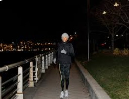 저녁 산책하는 모습