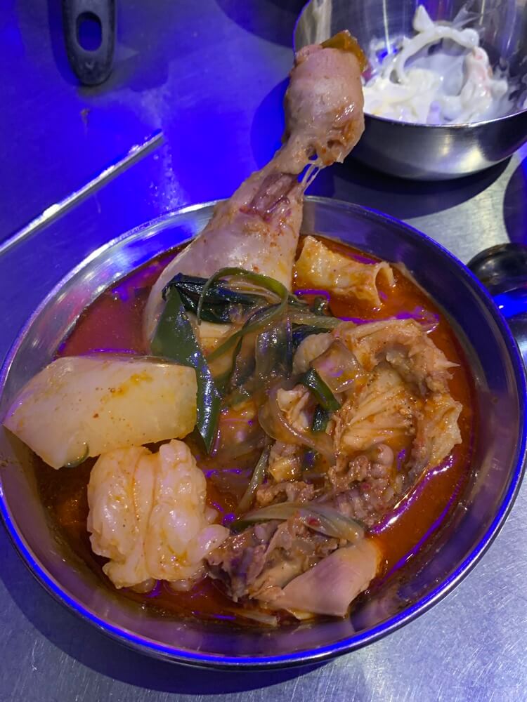 그릇안에 다 안들어가는 닭다리