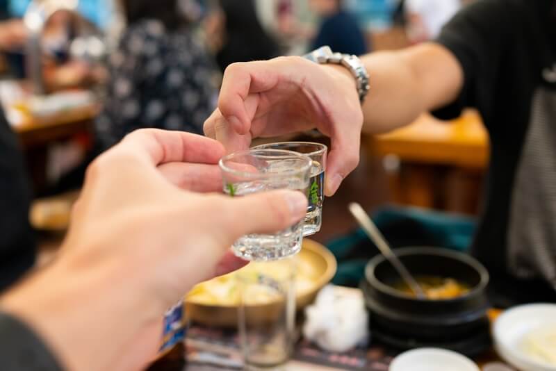 소주잔을 건배하는 두사람