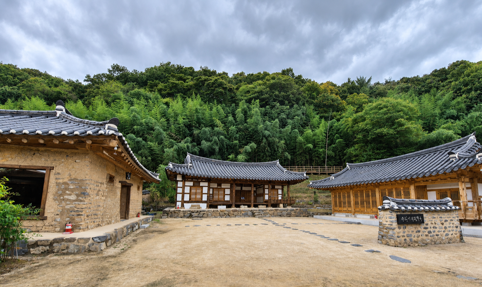 진주 지수면 승산마을 연암구인회로의 LG그룹 창업주 구인회 회장 생가 대문과 기와 담장 풍경