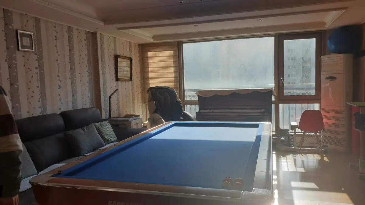 아파트-거실-당구대