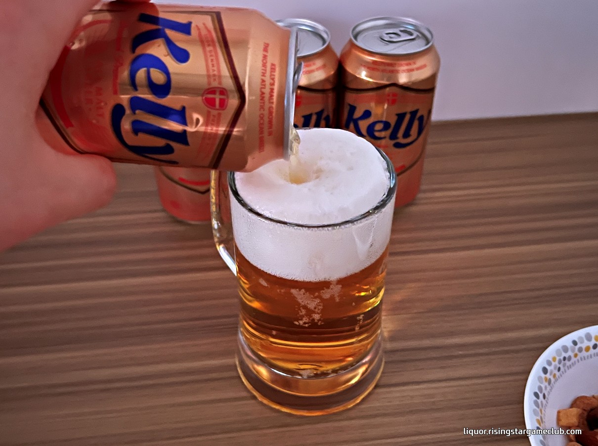 하이트진로 켈리 Kelly 를 한잔 따르는 사진