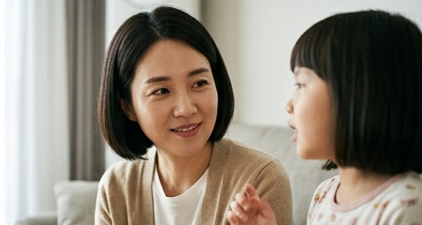 엄마가 아이 옆에서 눈을 맞추며 이야기하는 모습
