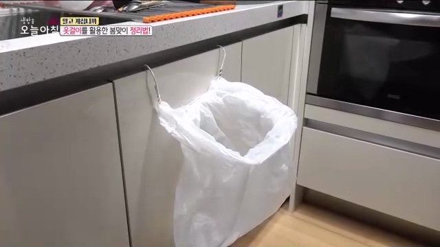 알고 계십니까 옷걸이 활용법 옷걸이로 냄비뚜껑 프라이팬 걸이 쓰레기통 전선코드 거치대 플라워리스 만들기