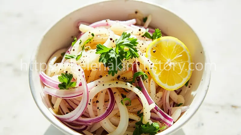 하얀 그릇에 채썰은 양파 샐러드.