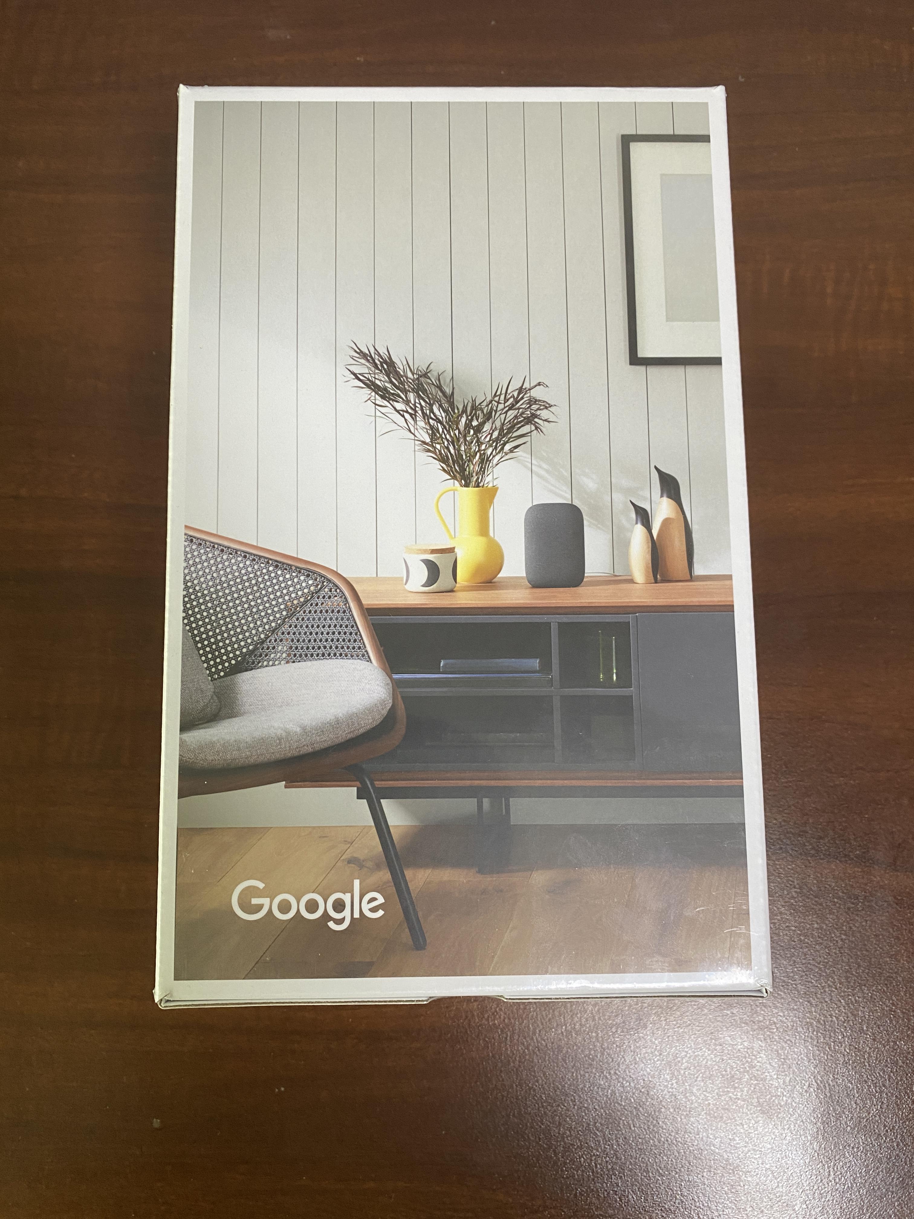 박스 후면. 스피커를 디스플레이한 방안의 모습을 보여주고 있다.