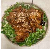 제육볶음 그릇에 진열되어 있는 인포그래픽10