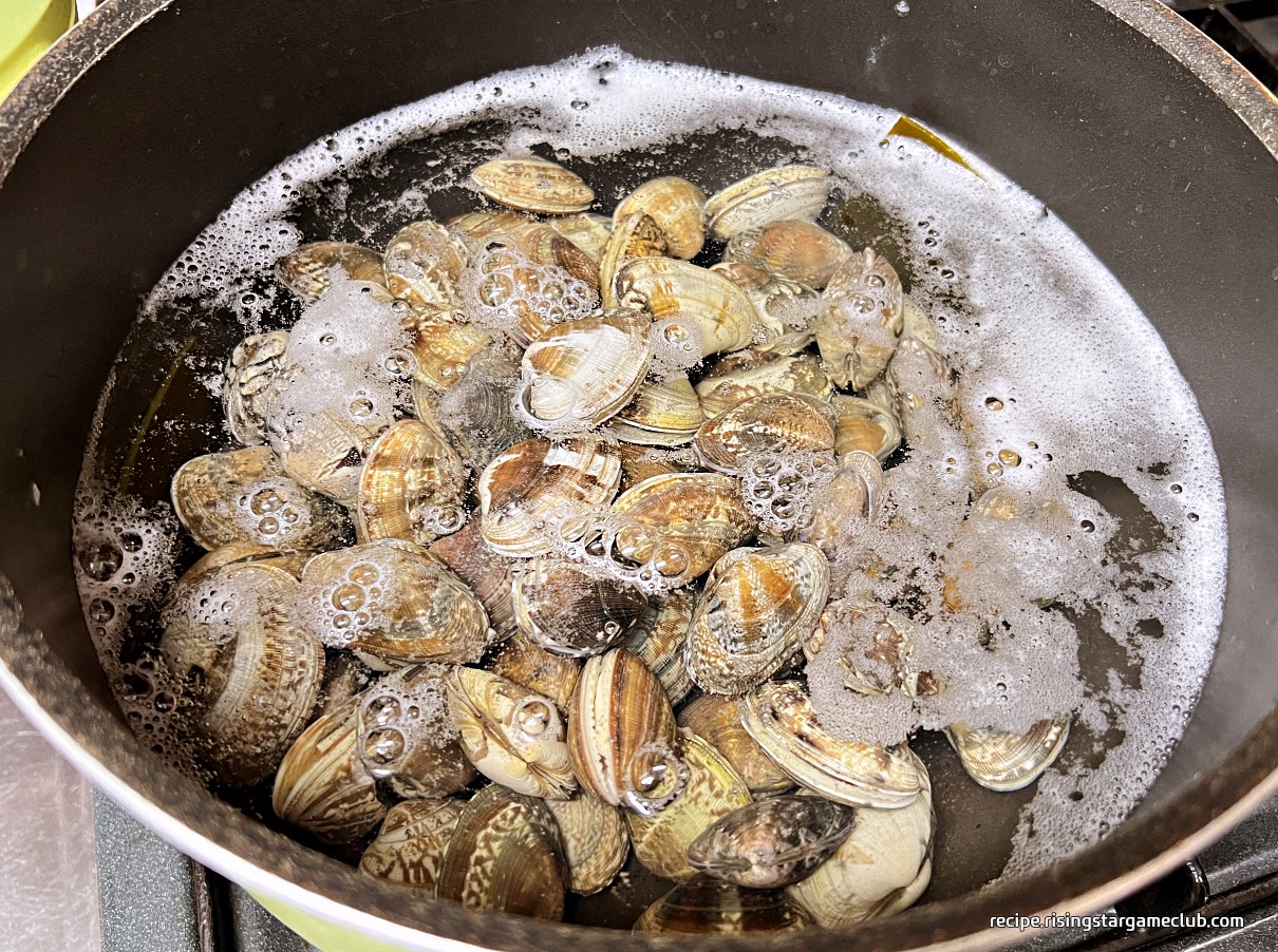 바지락 칼국수를 끓일 육수에 바지락을 넣은 사진