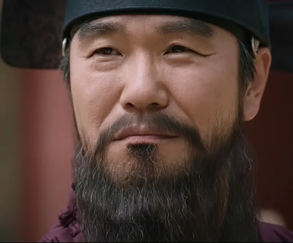 세작- 보라색 관료복에 검은색 관료모자를 쓰고 흰 긴수염에 앞을바라보는 박종환