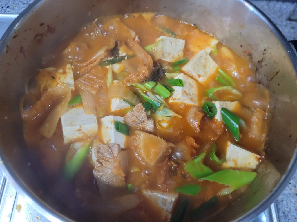완성 직전 김치찌개 모습
