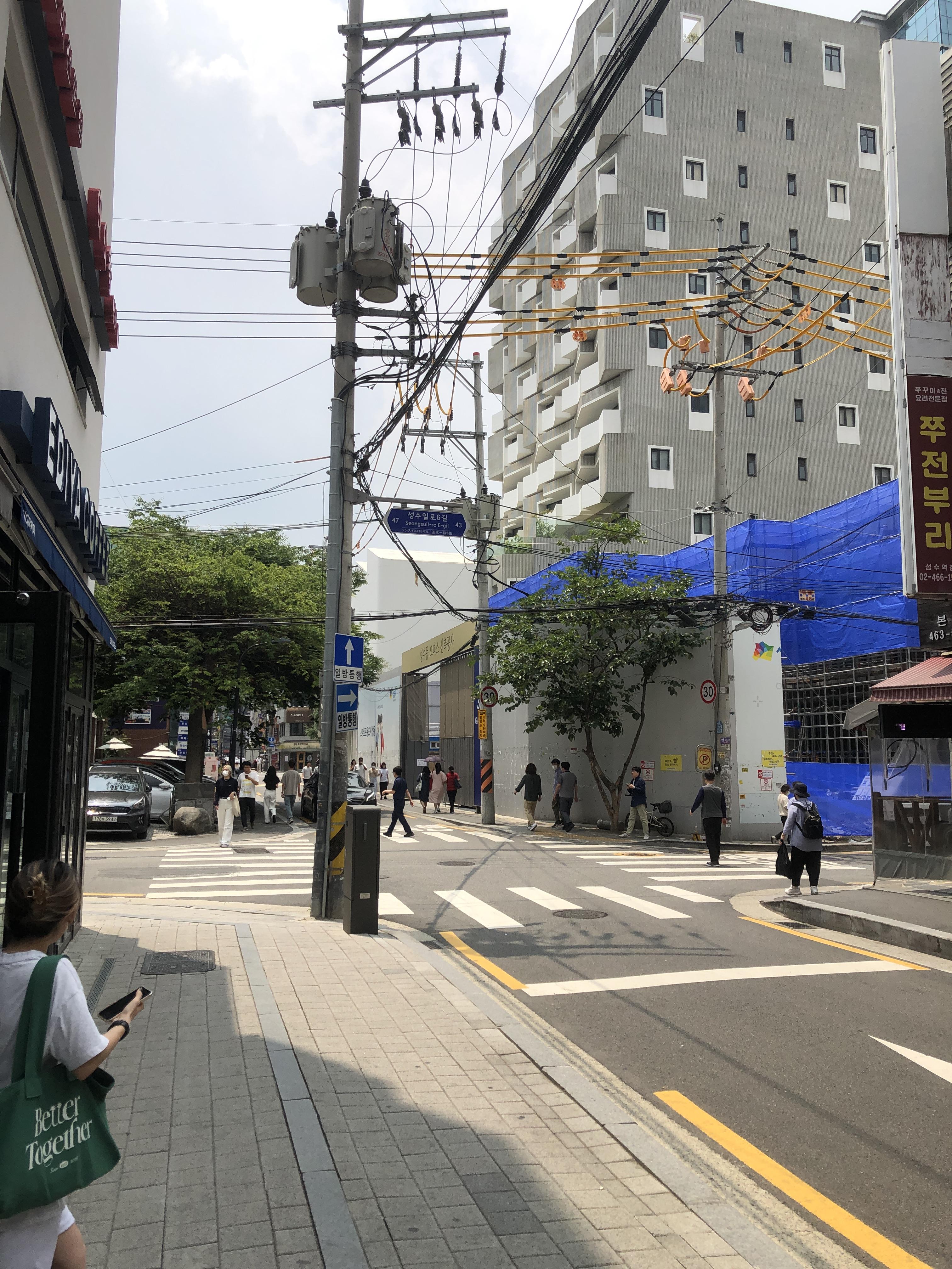 성수역 4번 출구 '연무장길' 산책: 중국 MZ 세대도 반한 성수동 레트로 감성