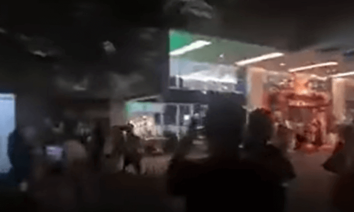 발리 호텔에서 지진을 감지하여 바깥으로 대피한 사람들