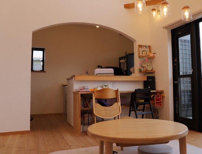 거실에 나무 의자와 테이블이 놓여져 있다