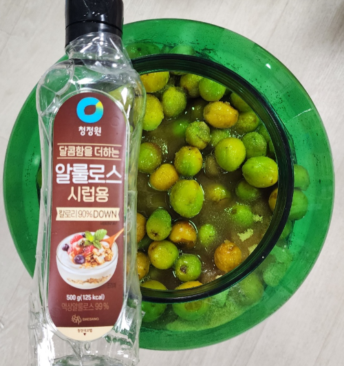 알룰로스 시럽을 병 위에 붓는 모습