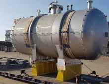 이 사진은 갑종 압력용기의 대표적인 예시로 나타내는 사진으로 땅 위에 수평으로 지지대에 앉혀있는 압력용기의 사진을 보여주고 있습니다.