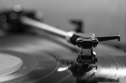 빈티지 전자기기 수집 : 오래된 레코드 플레이어나 타자기 등 수집과 복원 과정