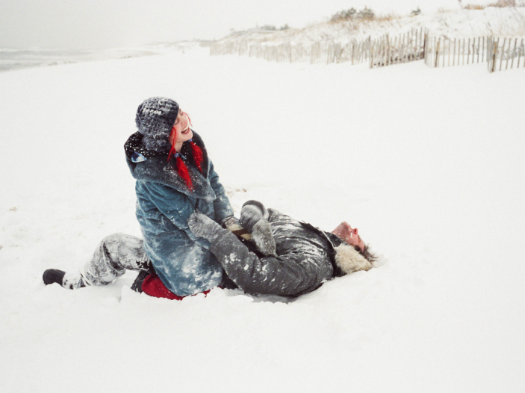 영화 속 남녀 주인공이 눈에서 행복한 시간을 보내고 있는 모습