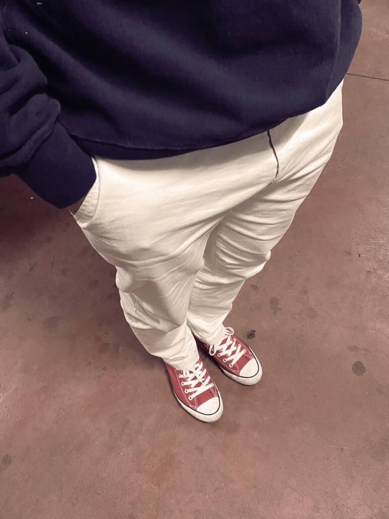 데일리룩(오뭘입)_아웃스탠딩 맨투맨, 무신사스탠다드 치노팬츠, 컨버스 척테일러레드, 꿀조합스타일링, OOTD