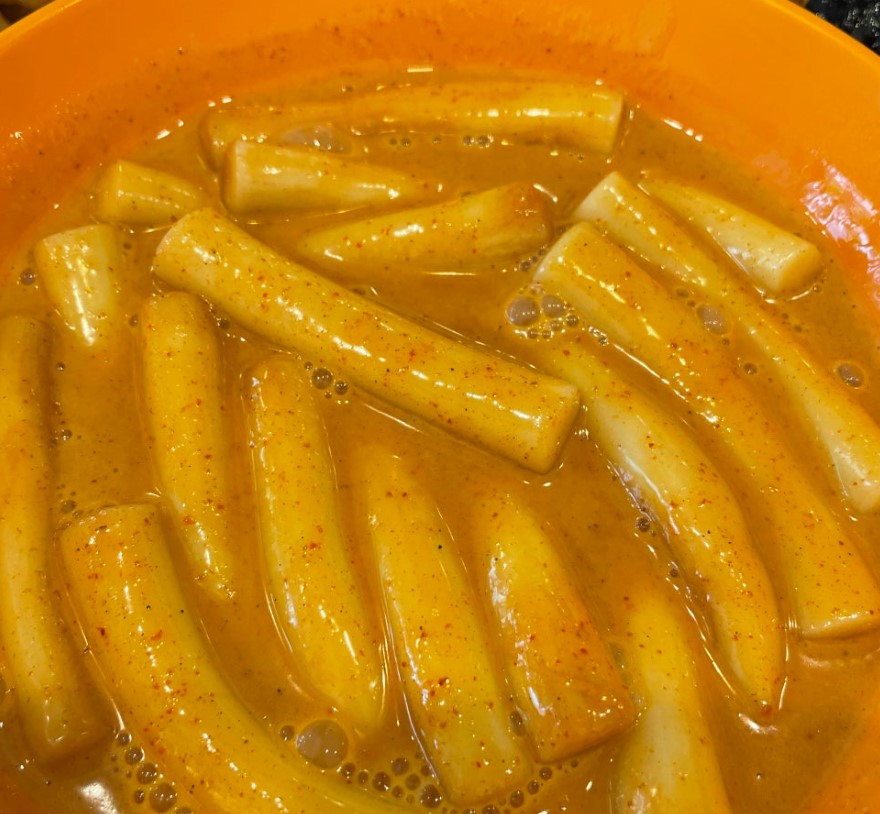 신전만의 독특한 커리 향과 로제 소스가 어우러진 로제떡볶이