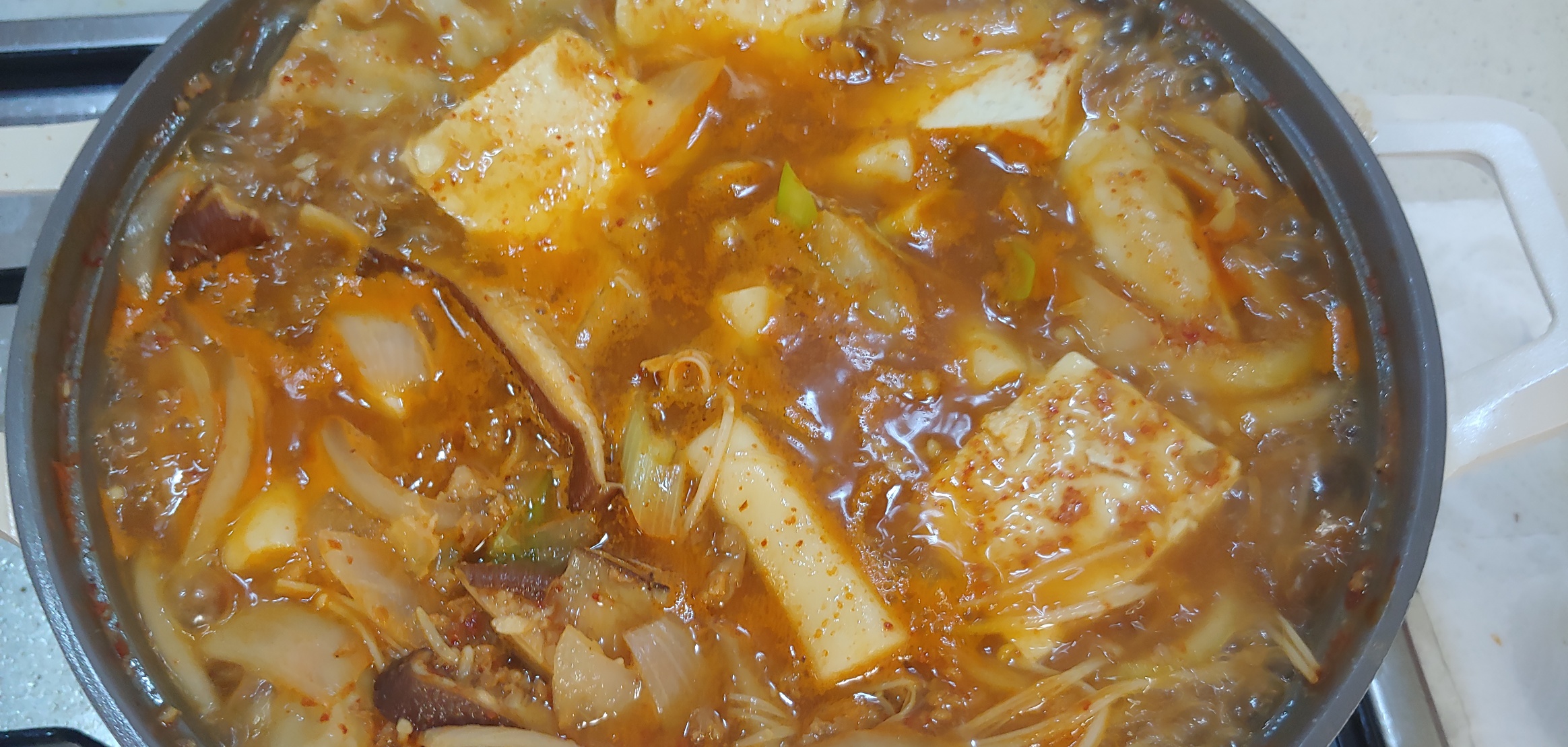 마무리로 쑥갓이 있었으면 넣고 뚜껑을 닫아 약불에 뜸들이면 더 맛있습니다. 전 없어서 생략했어요.