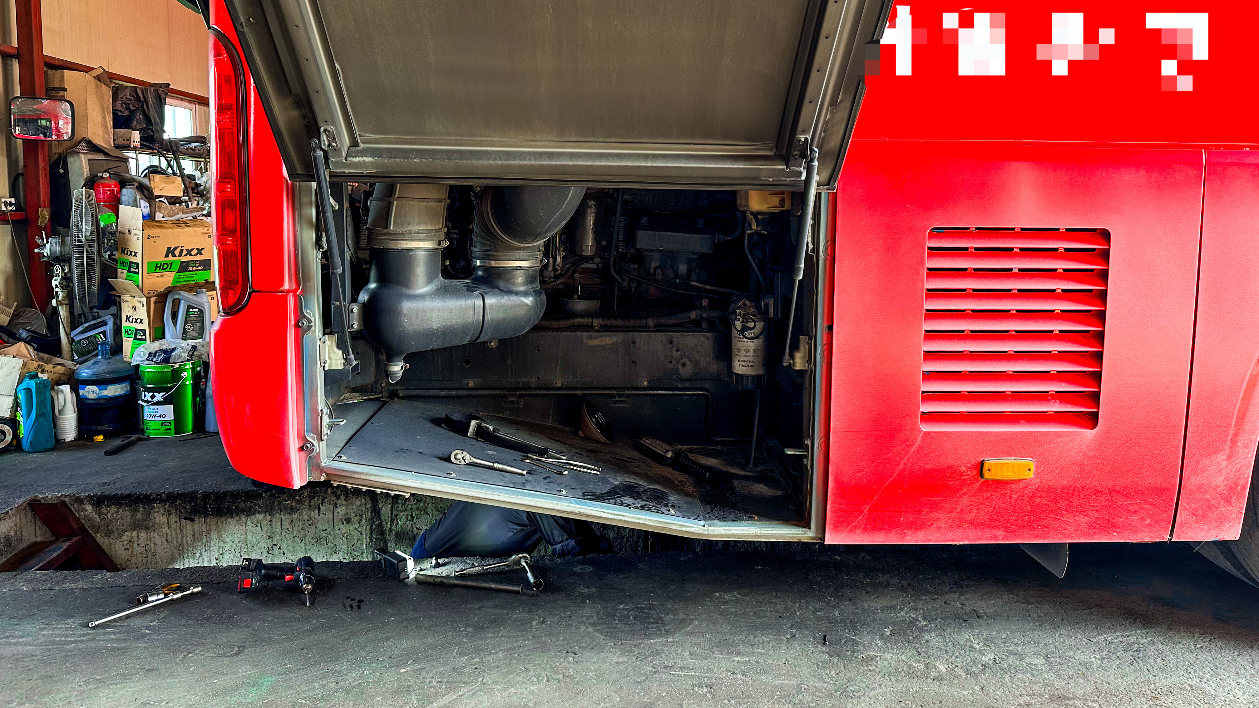 엔진 오일 교체 작업...