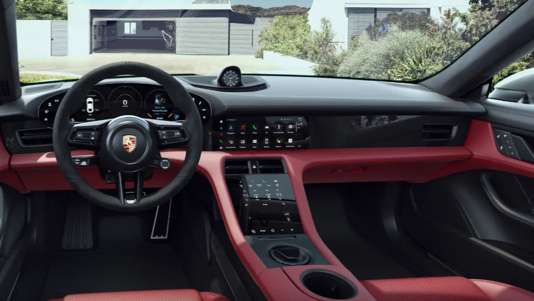포르쉐-타이칸-GTS-차량-내부-인테리어-모습으로-핸들은-검은색이며-디스플레이부분도-검은색이며-좌석은-빨간색상을-보이고-있는-모습