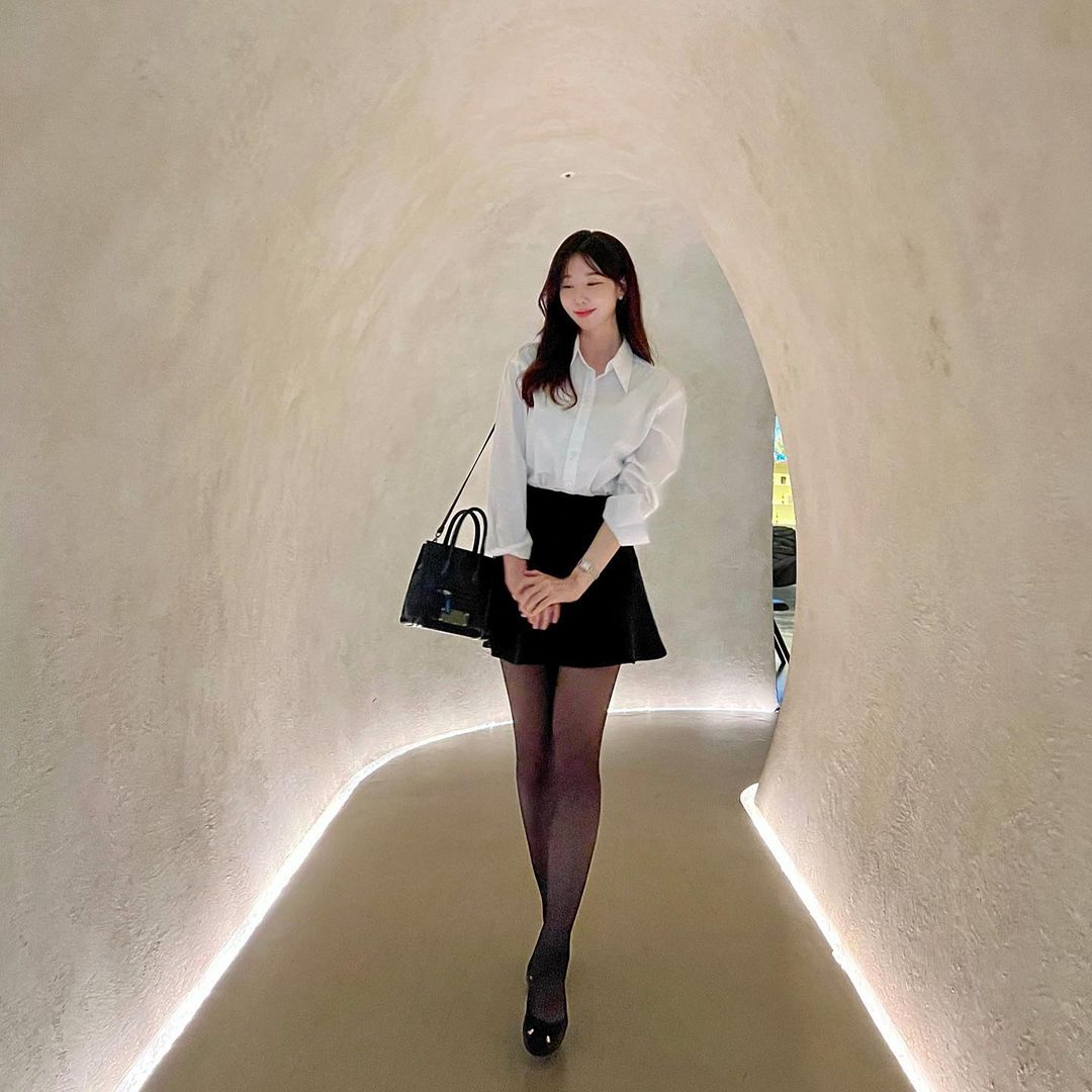 진달래 아나운서 흰색 블라우스+검스