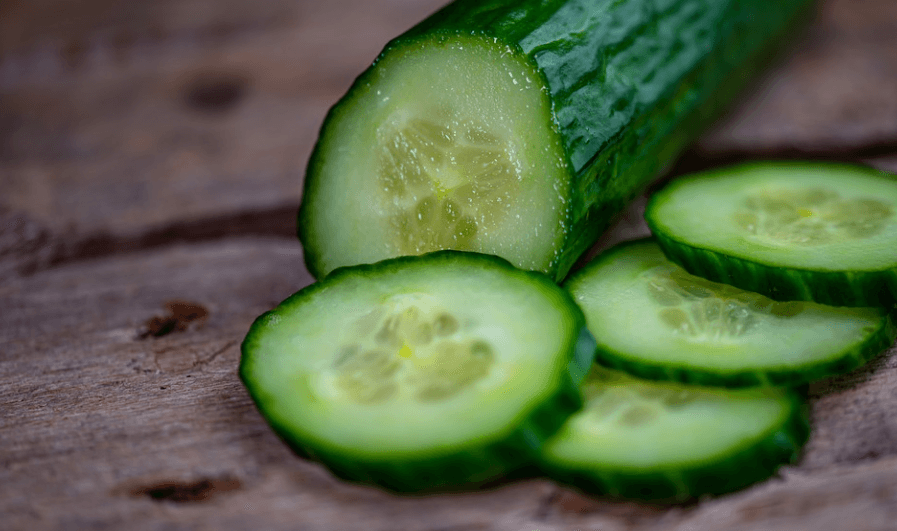 신장에 좋은 음식 오이가 잘게 썰어져 있다