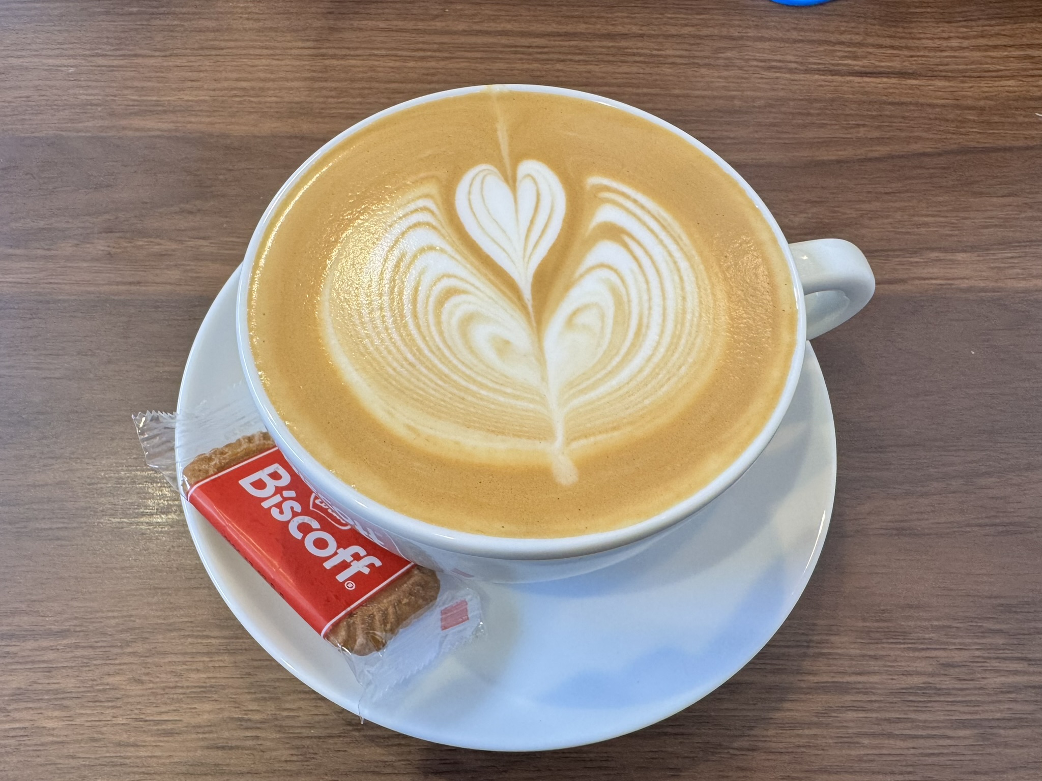 하트 모양 라떼 아트가 그려진 카페라떼.