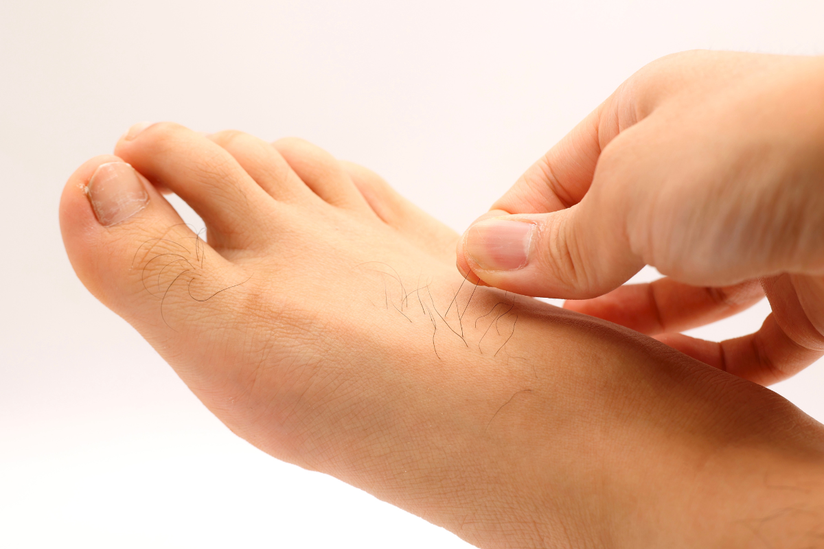 발등 통증이 지속되는 이유 걷기 힘든 이유는?