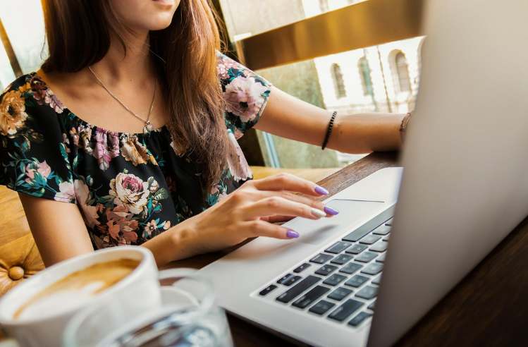 일하는 여성 관련 사진