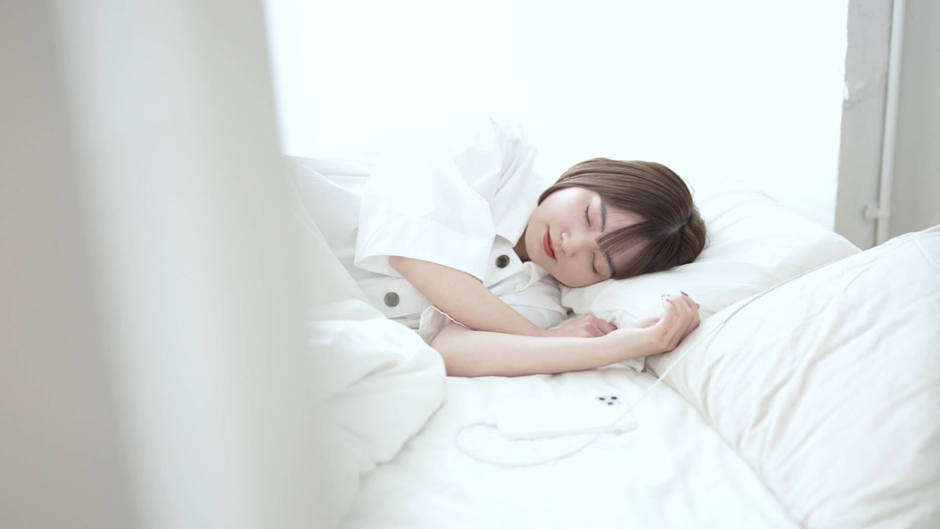 꿈구는 여자의 모습