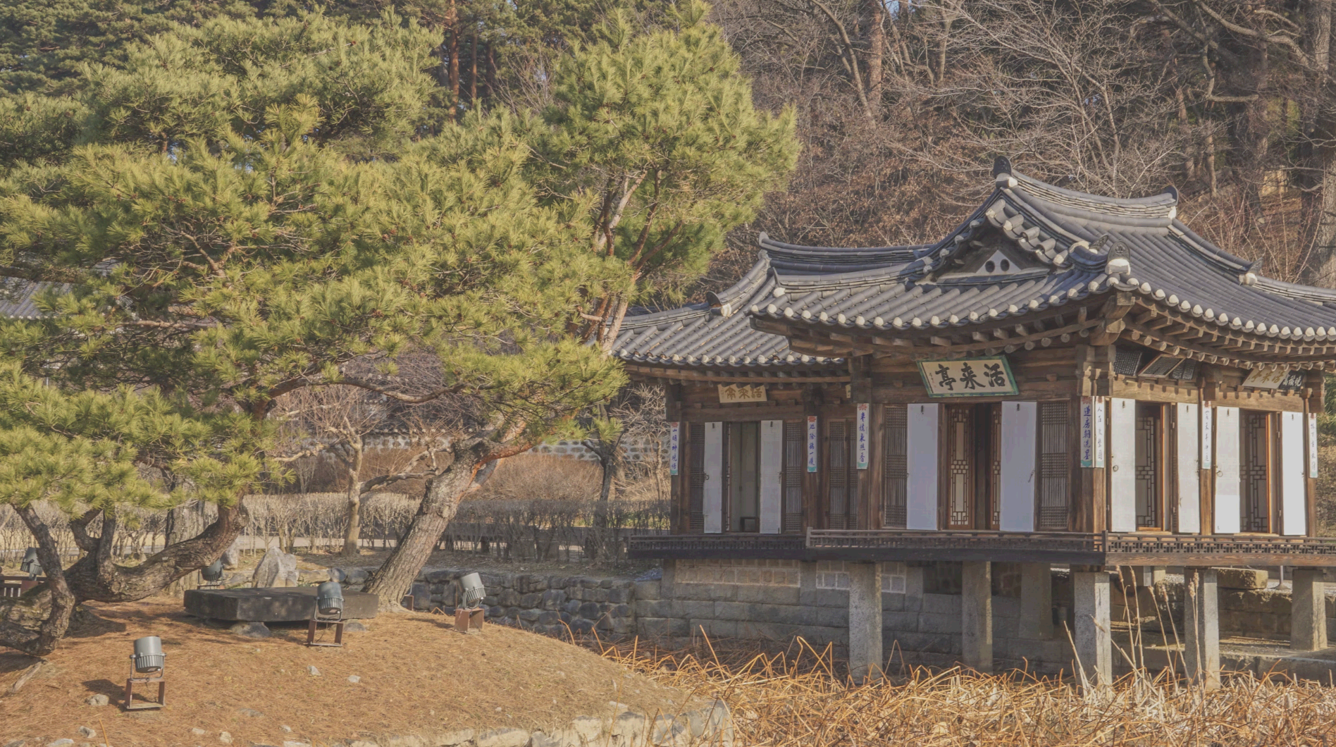 한옥 기단의 높이가 지역별로 다른 이유 – 남부와 북부 한옥 기단 차이의 기후적, 기능적 이유