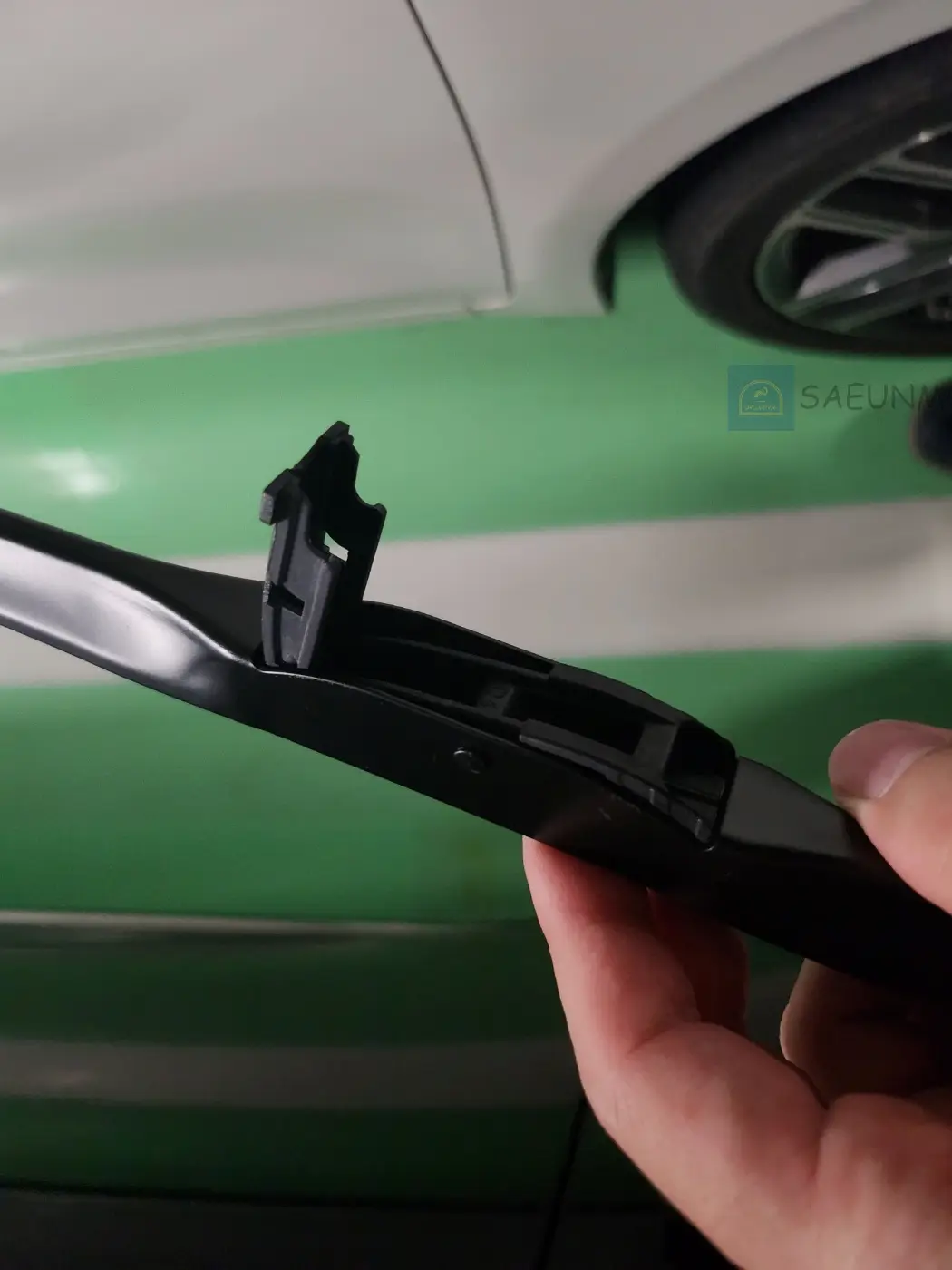k7-와이퍼-중간-클립-열기-전-사진
