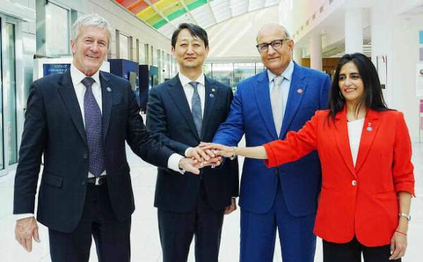 한-EU 디지털통상협정 체결…AI·안보 협력 확대|무엇이 달라지나?
한국과 유럽연합(EU)이 디지털통상협정(DTA)을 체결하고 인공지능(AI), 양자기술, 안보 분야 협력을 대폭 확대하기로 했습니다. 특히 이번 정상회담에서는 비밀정보보호협정 협상 개시와 함께 북한·러시아 군사협력에 대한 공동 규탄 메시지도 담겨 국제사회의 주목을 받고 있는데요.
이번 글에서는 한-EU 정상회담의 주요 성과와 향후 기대 효과를 정리해보겠습니다.
한-EU 디지털통상협정 공식 체결
이재명 대통령은 10일(현지시간) 벨기에 브뤼셀에서 안토니우 코스타 EU 정상회의 상임의장과 우르줄라 폰 데어 라이엔 EU 집행위원장을 만나 정상회담을 가졌습니다.
이날 가장 큰 성과 중 하나는 바로 한-EU 디지털통상협정(DTA) 체결입니다.
이 대통령은 공동 언론발표에서 "EU는 중국과 미국에 이어 우리나라의 제3위 교역 대상이며, 제1위 투자 파트너"라며 협정 체결의 의미를 강조했습니다.
디지털통상협정(DTA)이란?
디지털통상협정은 디지털 경제 시대에 맞춰 국가 간 전자상거래 규범을 정하는 협정입니다.
주요 내용은 다음과 같습니다.
데이터의 자유로운 이동
전자서명 및 전자인증 상호 인정
종이 없는 무역 활성화
디지털 무역 규범 마련
기업의 업무 효율성 증대
이번 협정을 통해 한국 기업들은 EU 시장에서 보다 안정적인 데이터 기반 비즈니스 환경을 구축할 수 있을 것으로 기대됩니다.
AI·양자기술 협력도 확대
한국과 EU는 미래 산업 분야 협력 강화에도 뜻을 모았습니다.
양측은 특히 다음 분야에서 협력을 확대하기로 했습니다.
인공지능(AI) 공동 연구
양자기술 연구 협력
연구자 교류 확대
첨단기술 개발 협력
탄소중립 및 에너지 전환 기술 공유
글로벌 기술 패권 경쟁이 치열해지는 가운데, 이번 협력은 한국의 첨단 산업 경쟁력 강화에도 긍정적인 영향을 미칠 것으로 보입니다.
비밀정보보호협정 협상 개시
이번 정상회담에서는 비밀정보보호협정(Security of Information Agreement) 협상 개시도 발표됐습니다.
이 대통령은,
"비밀정보보호협정이 조속히 체결돼 민감 정보를 안전하게 공유하고 산업 및 연구 협력이 활발히 진행되길 기대한다"
고 밝혔습니다.
협정이 체결될 경우 한국과 EU는 안보와 방위 산업 분야에서도 보다 긴밀한 협력이 가능해질 전망입니다.
러시아·북한 군사협력 공동 규탄
양측은 공동성명을 통해 국제 안보 현안에 대해서도 공동 입장을 내놨습니다.
특히,
러시아의 우크라이나 침공 지속
북한의 러시아 지원
북러 군사협력
등에 대해 강한 우려를 표명했습니다.
공동성명에는
"러시아와 북한 간 불법적인 군사협력을 강력히 규탄한다"
는 내용이 포함됐습니다.
또한 북한의 핵·탄도미사일 프로그램에 대한 우려와 함께 국제원자력기구(IAEA) 안전조치 준수를 촉구했습니다.
공급망·무역 협력도 강화
경제 분야에서도 협력 확대가 예고됐습니다.
한국과 EU는 다음 분야에서 긴밀히 협력하기로 했습니다.
무역 및 투자 확대
공급망 안정화
디지털 산업 협력
첨단기술 공동 대응
에너지 협력 강화
또한 EU의 탄소국경조정제도(CBAM)와 철강 과잉생산 문제 등 주요 통상 현안에 대해서도 지속적인 협의를 이어가기로 했습니다.
초국가범죄 대응 협력도 강화
이번 회담에서는 승객 예약자료(PNR) 전송 협정도 타결됐습니다.
이를 통해 한국 세관 및 수사당국은 EU 국적 항공사의 승객 예약 정보를 보다 효율적으로 활용할 수 있게 됩니다.
기대되는 효과는 다음과 같습니다.
테러 예방 강화
국제 마약 범죄 대응
초국가 조직범죄 수사 지원
국경 보안 강화
마무리
이번 한-EU 정상회담은 단순한 외교 행사를 넘어 디지털 경제와 안보 협력의 새로운 전환점이 될 것으로 평가받고 있습니다.
특히 디지털통상협정 체결을 통해 기업들의 글로벌 비즈니스 환경 개선이 기대되며, AI와 양자기술 공동 연구는 미래 산업 경쟁력 확보에도 중요한 역할을 할 전망입니다.
또한 비밀정보보호협정과 북러 군사협력 공동 대응 등 안보 분야 협력 역시 더욱 강화될 것으로 보입니다.
SEO 키워드
한-EU 디지털통상협정, 디지털통상협정 DTA, 이재명 EU 정상회담, 한-EU 정상회담, AI 협력, 양자기술 협력, 비밀정보보호협정, 북러 군사협력, EU 무역 협력, 디지털 경제