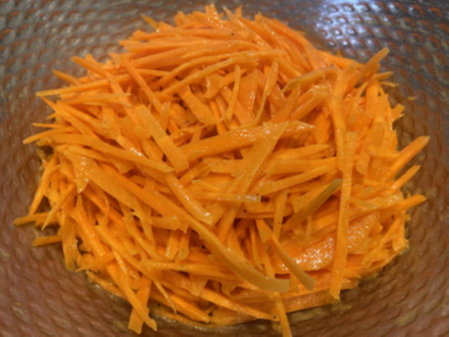 당근라페 만들기 - 당근과 드레싱 골고루 버무리기