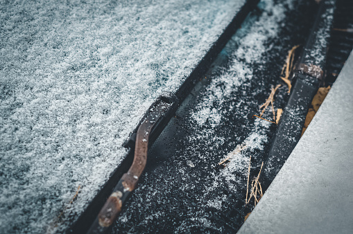 성에와-눈이-얼어붙은-유리