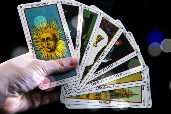 손에-들려있는-여러장의-타로카드