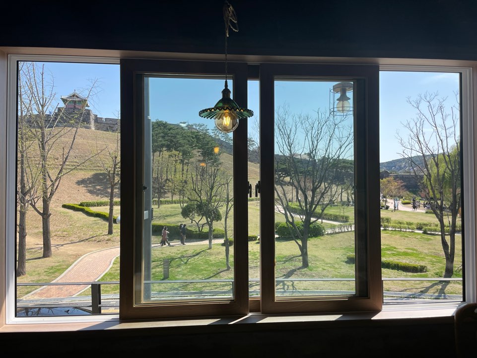 방화수류정앞-사맛디-커피실록