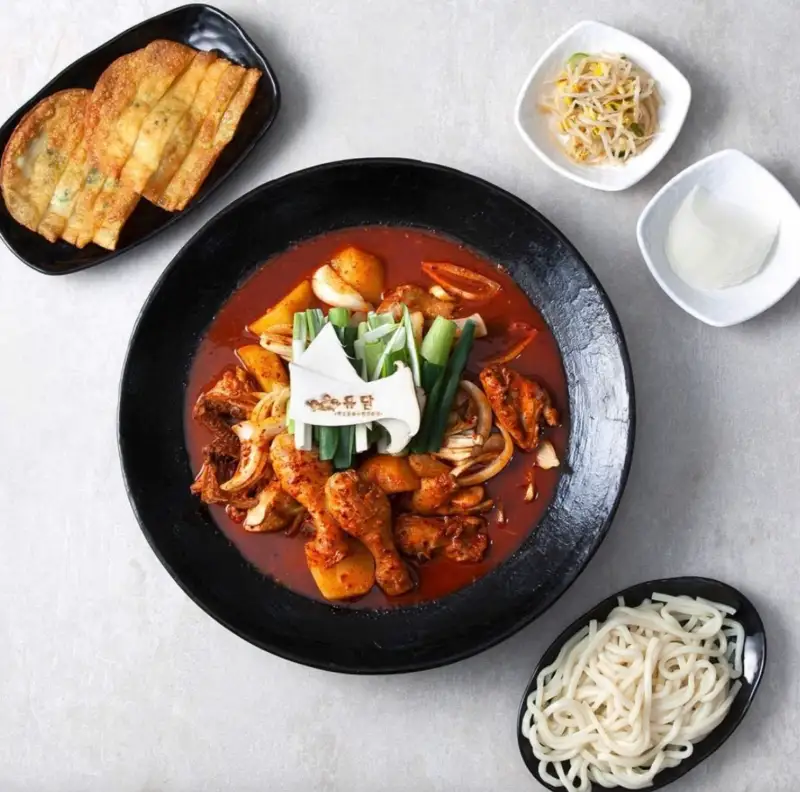 유담-솥뚜껑-닭볶음탕과-사리