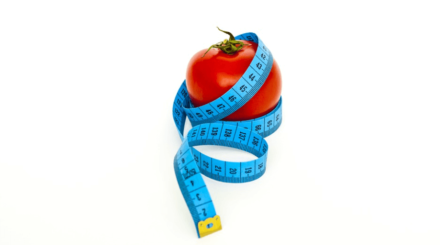 줄자와 함께 놓여 있다