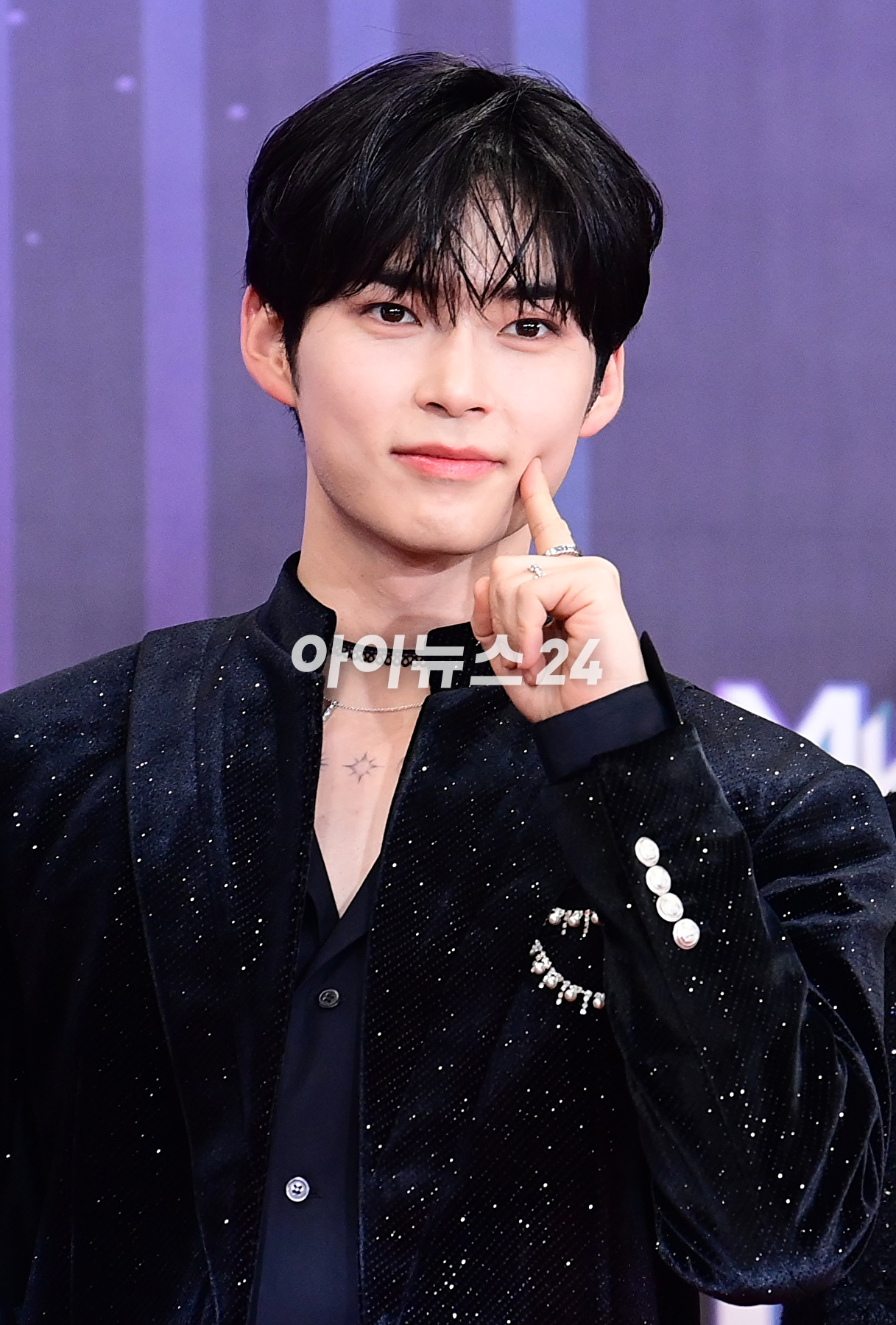 그룹 제로베이스원이 15일 오후 서울 여의도 KBS홀에서 열린 &#39;2023 뮤직뱅크 글로벌 페스티벌&#39; 레드카펫 포토월 행사에 참석하고 있다. [사진=정소희 기자]