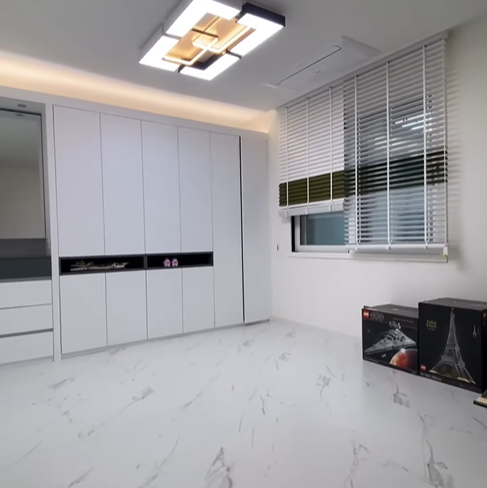 방 하나는 옷장를 놓고 드레스 룸으로 사용으로 활용도가 매우 높아요.