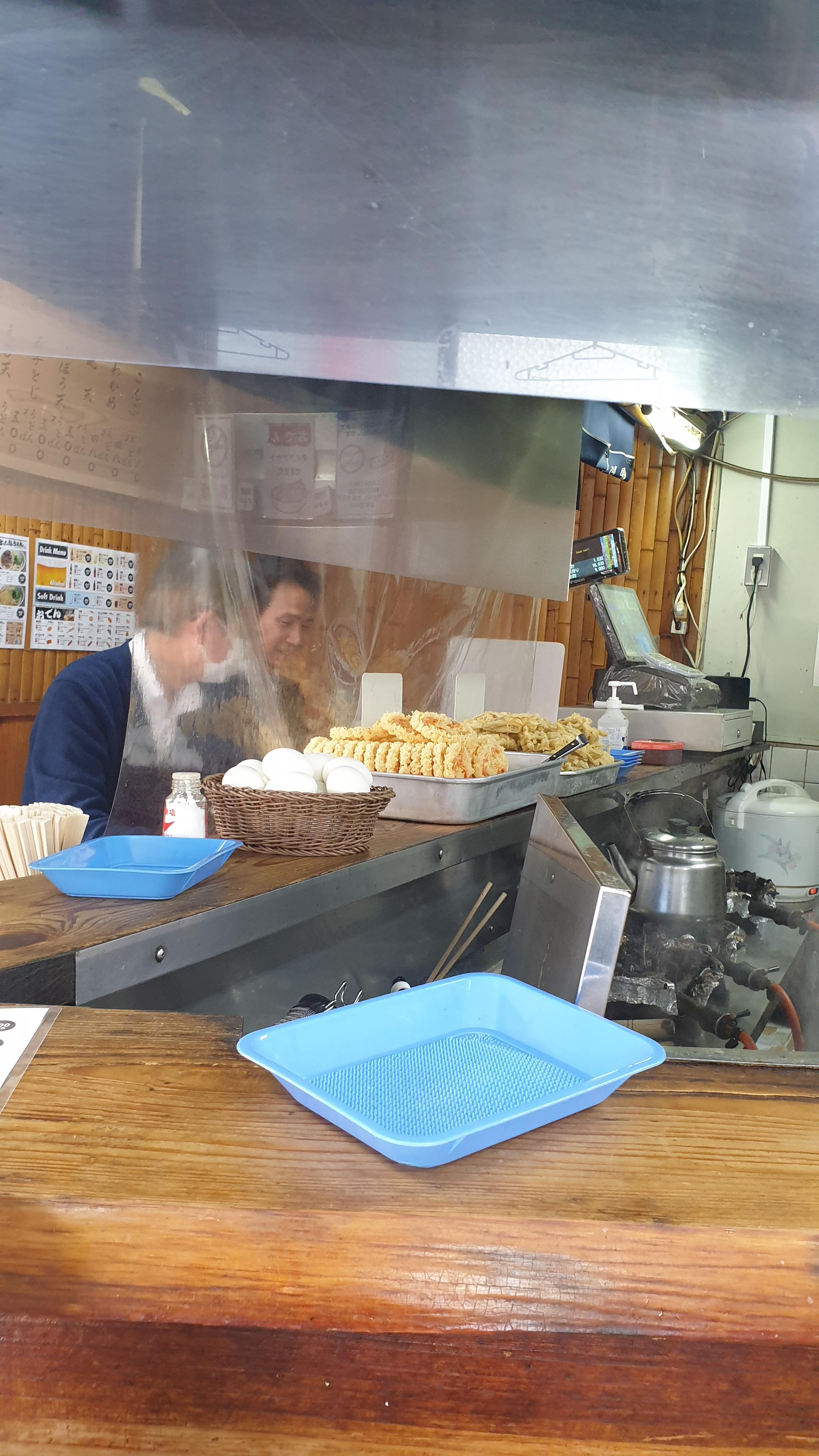 야타로우동에서 식사중인 일본인