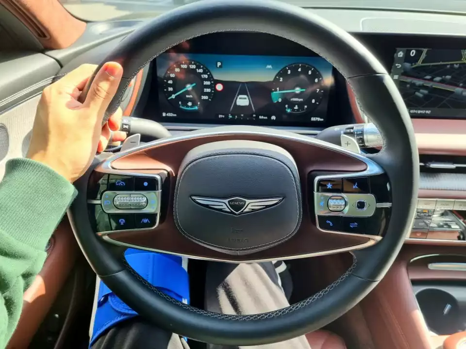 G90 운전석에서 시동을 걸고 기다리던 모습입니다.