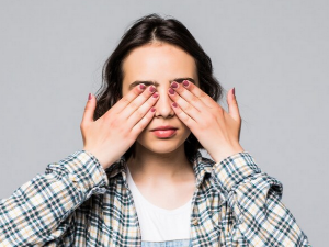 눈에 이물질이 낀 것 같은 증상