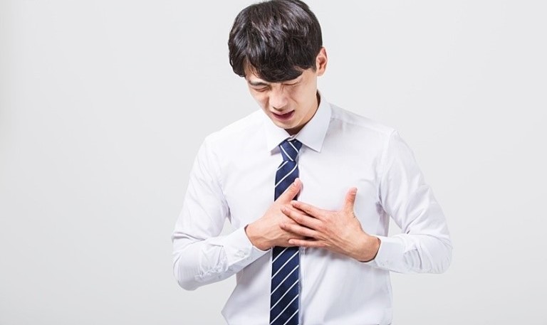 한-남성이-자신의-간부위를-만지며-아파하고-있는-장면