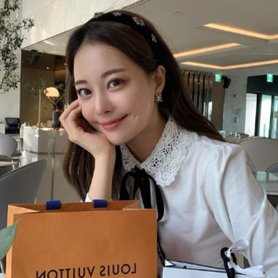 아옳이가 테이블에 앉아있는 측면사진