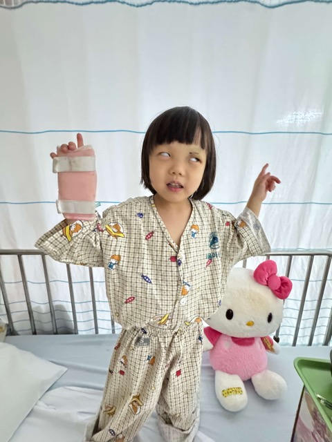 침대위에서 노는 여자아이